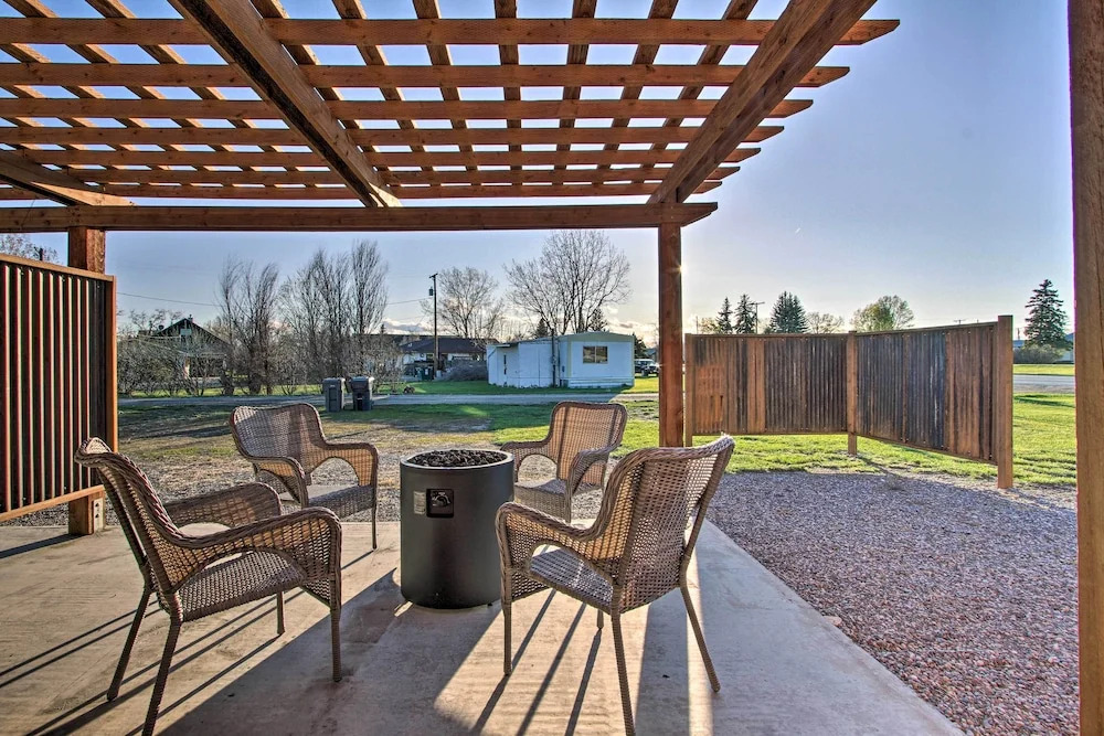 Updated Townhouse w/ Pergola, Walk to Downtown!