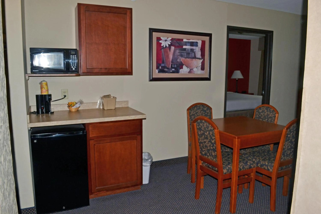 Paola Inn and Suites