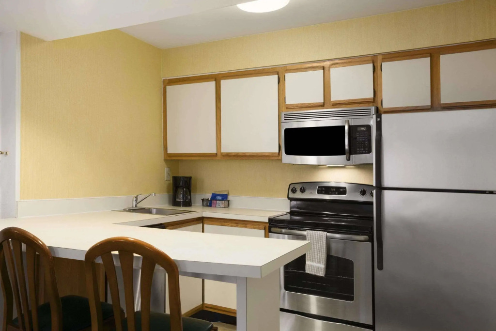 Philadelphia Suites at Airport - An Extended Stay Hotel