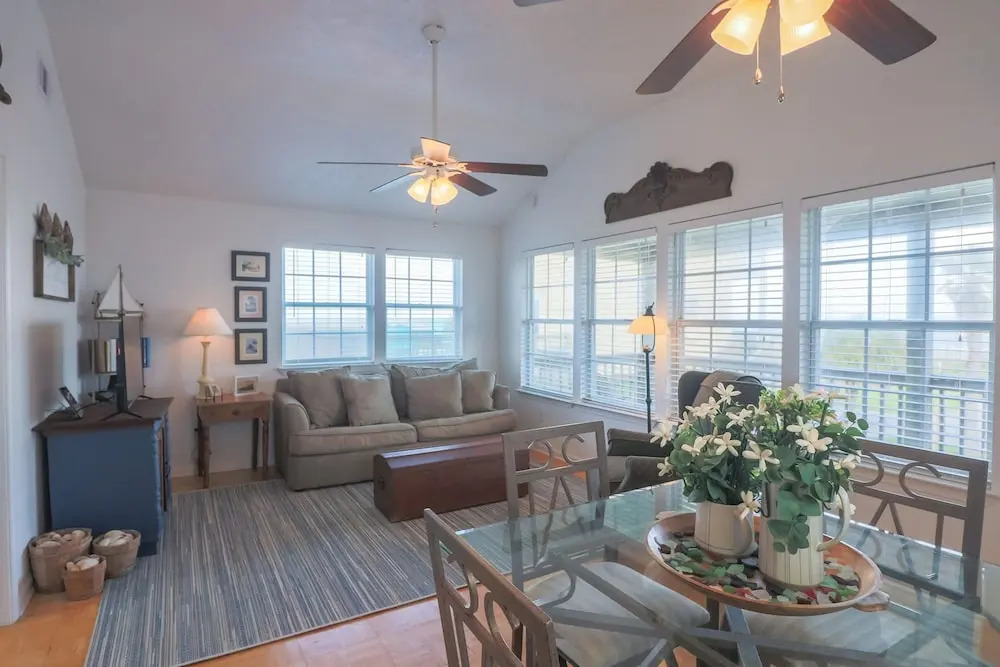 2nd Row Beach Home Ocean Views Old School Vibes - 1 min Walk to Sunny Beach