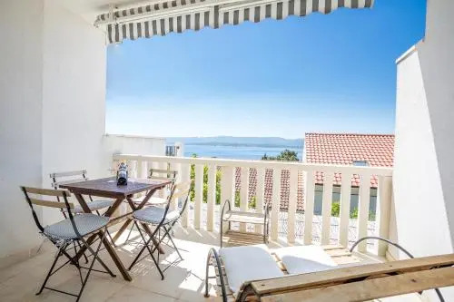 Zlatni Bol Apartments