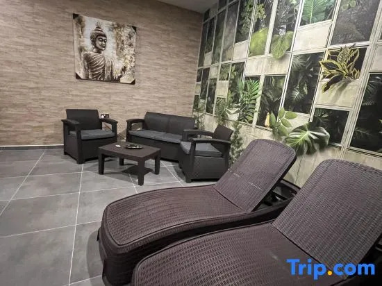 Spa, Gym, Pool, Netflix Included, Central