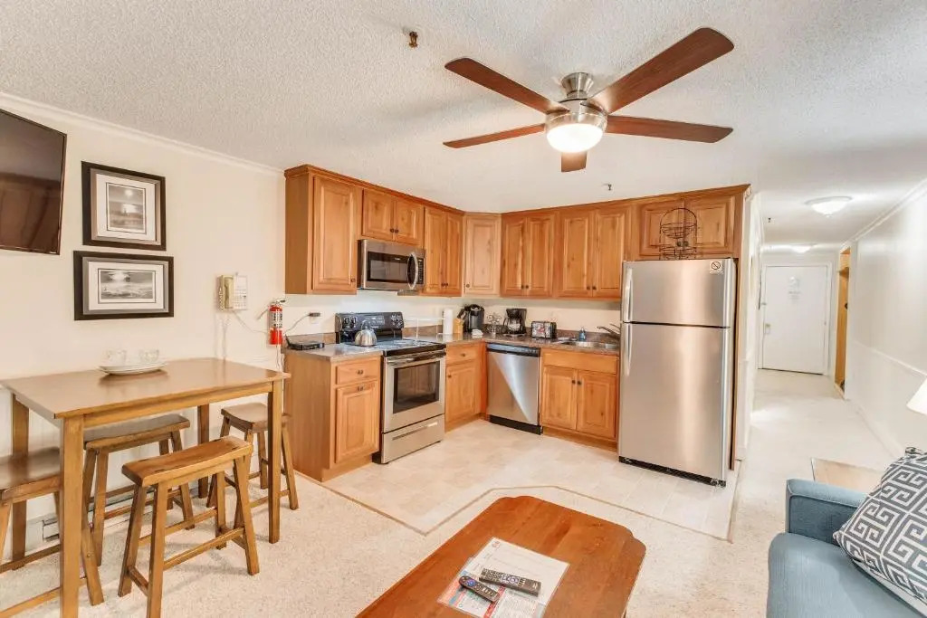 ML 345 Ski-InOut Slope Views Sleeps 6 Steps to Ballhooter