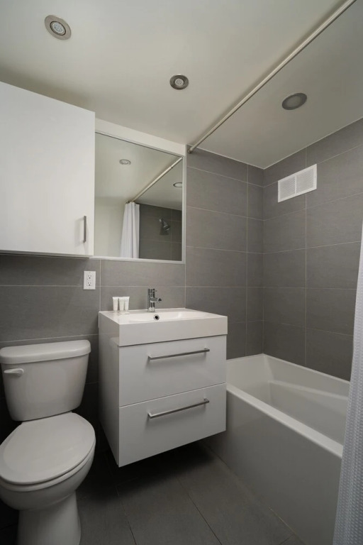 Bold Downtown Montréal Suites by Sonder