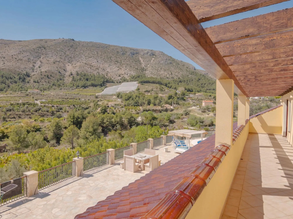 Serene Holiday Home in Callosa d' Ensarria with Private Pool