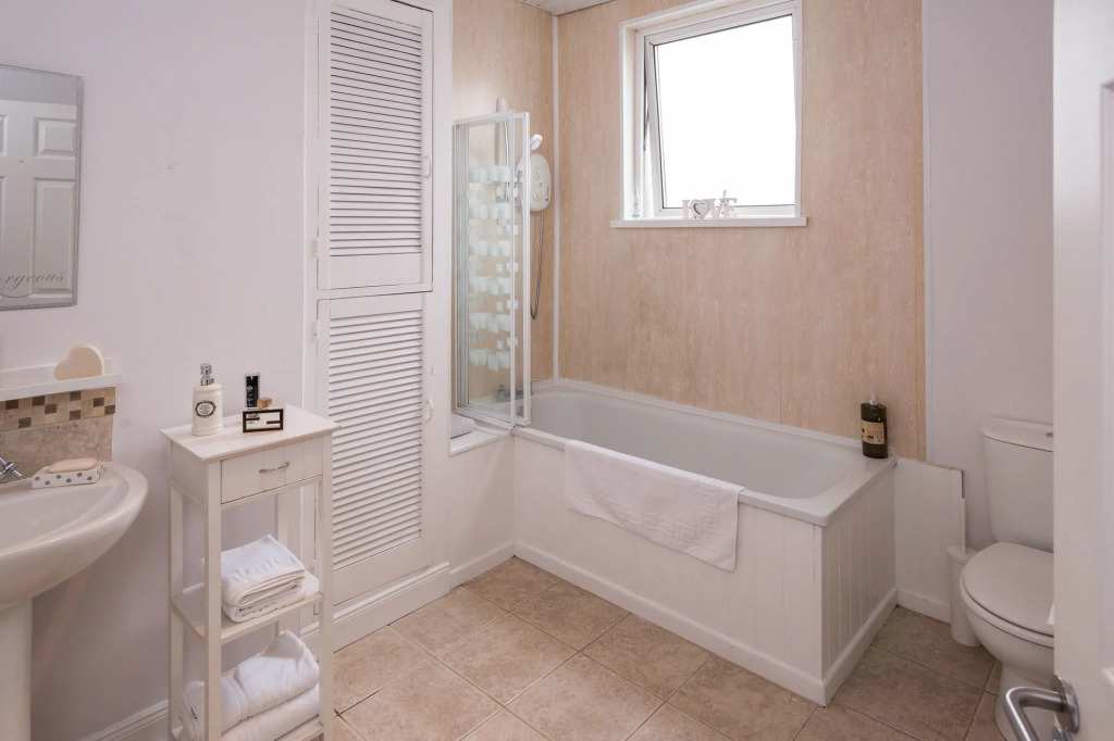 Titanic The Lady, 3 bed house-free on street parking