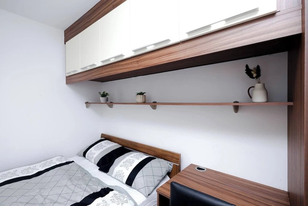 Cozy Place in Salford, Sleeps 8, 4 Bedroom, 5 Beds