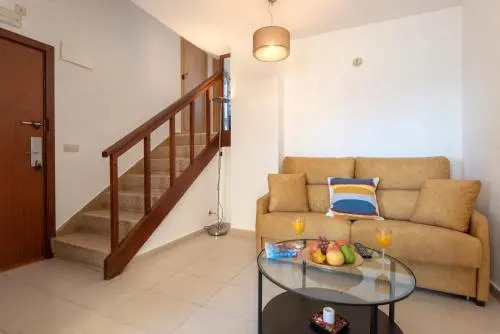Apartamento con terraza y piscina junto a la playa