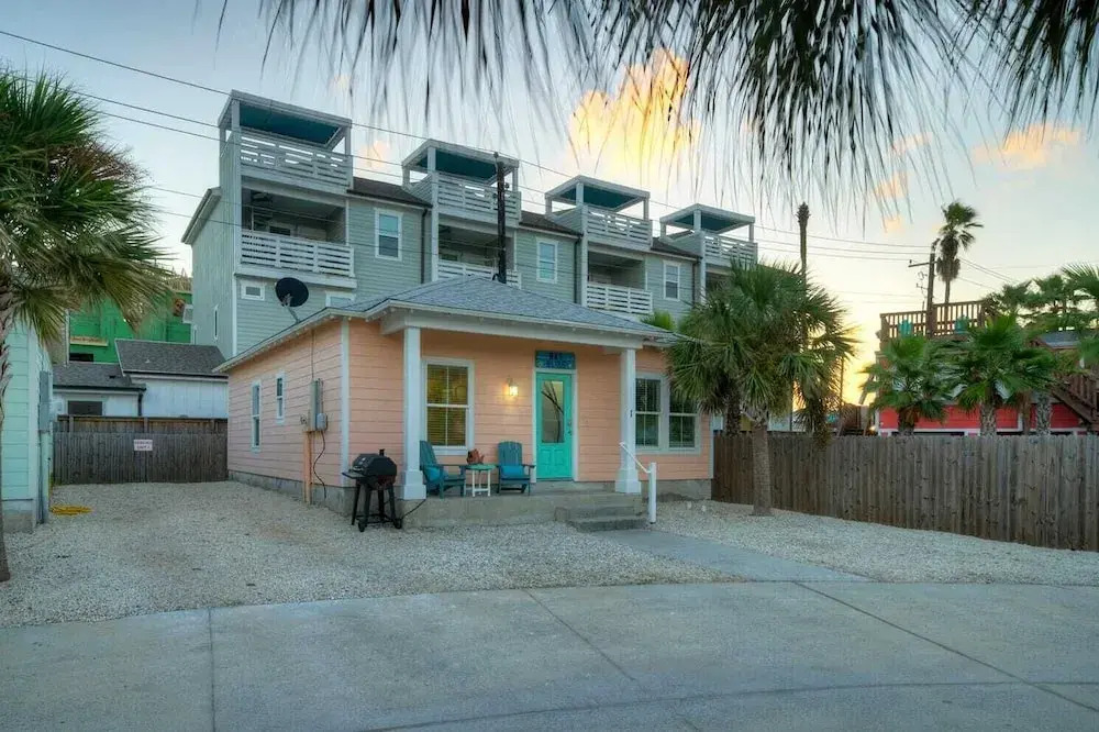 Shared Pool, Walkable to Beach, Vibrant Beachy Design! Bay Bliss by Avantstay