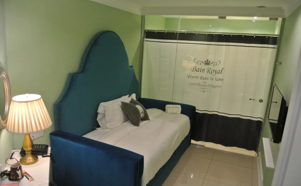 1 Day Car Hotel Station 18