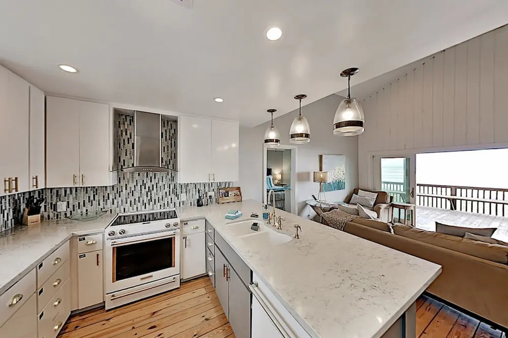 Coastal Winds: Beachfront Beauty - Steps To Sand 3 Bedroom Home