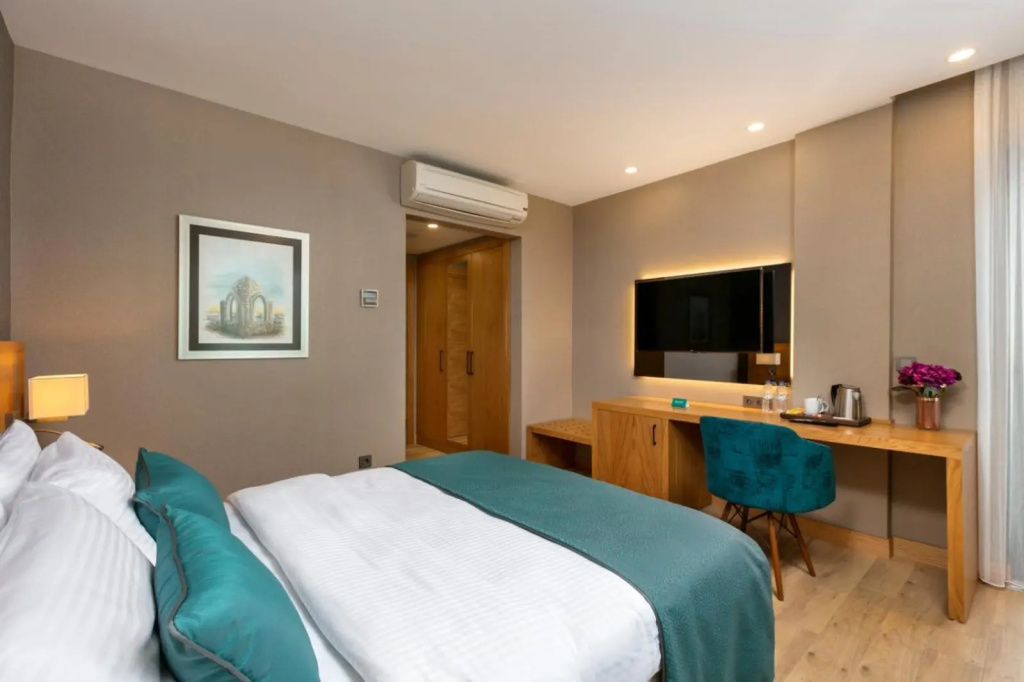 Pukka Hotel