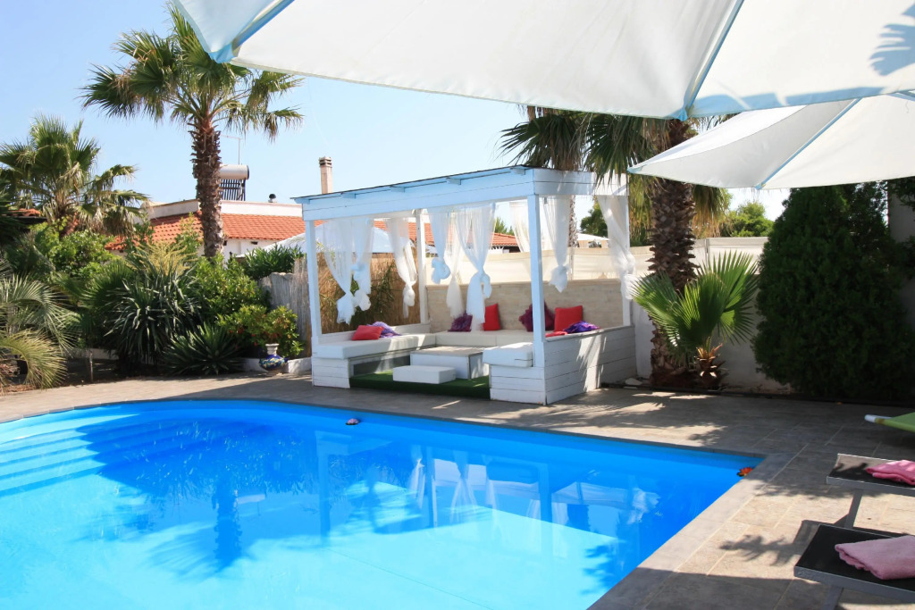 Villa with pool 50mt from the Beach