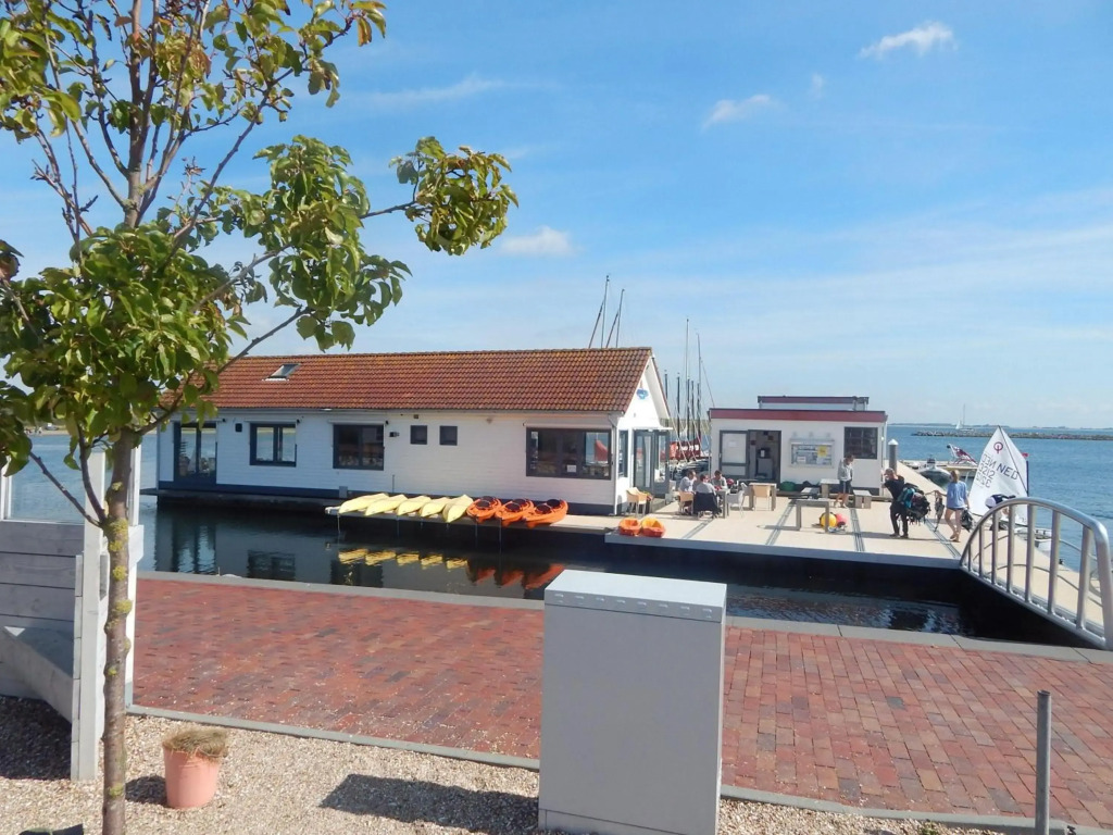 Traumhaftes-freistehendes-Ferienhaus-an-der-See-Strand-Yachthafen-W-Lan