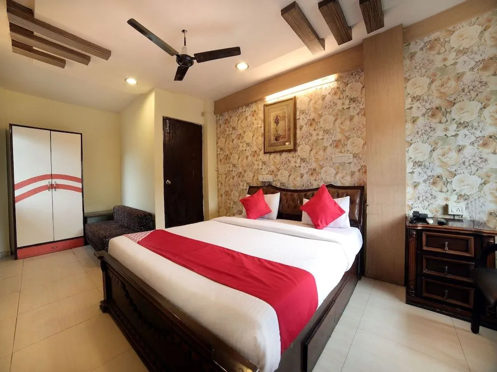 OYO 15211 Hotel Midas