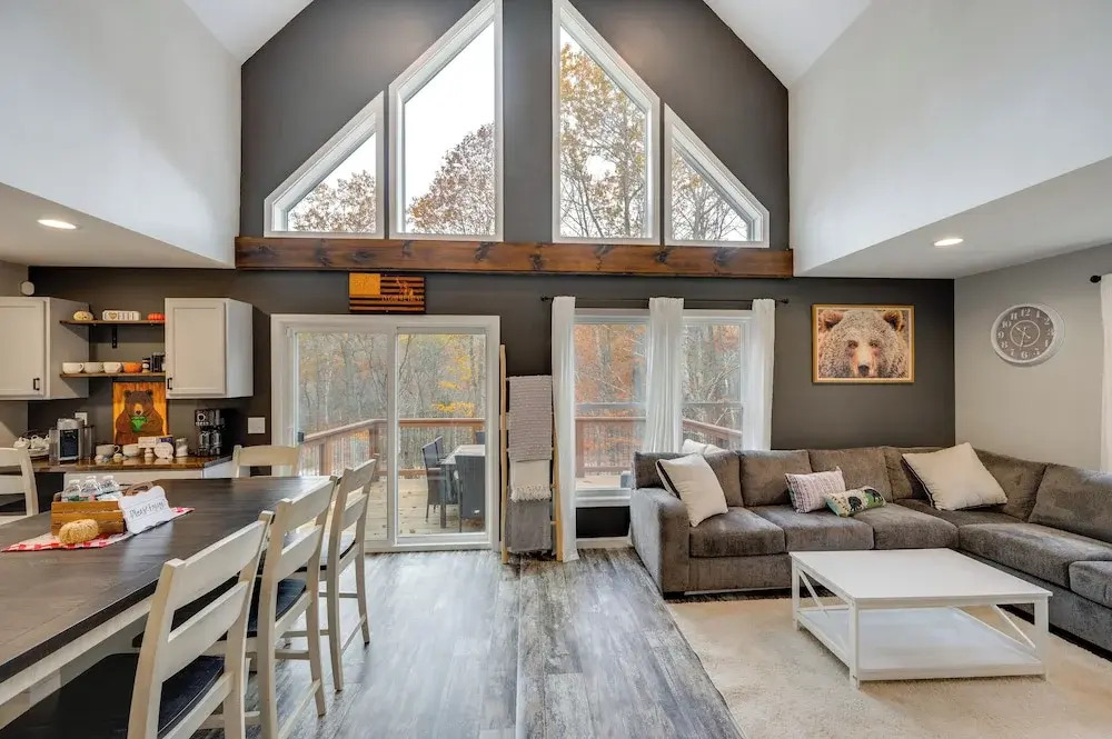 White Mtns Holiday Home! Cabin 1 Mi to Skiing