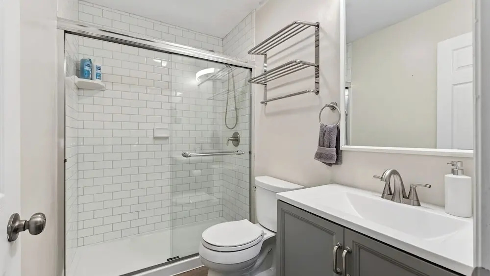 Riverfront Rhythm by Avantstay Shared Pool + Balcony + River Views Walk to Broadway + Germantown