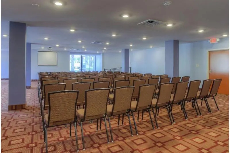 Econo Lodge Inn & Suites
