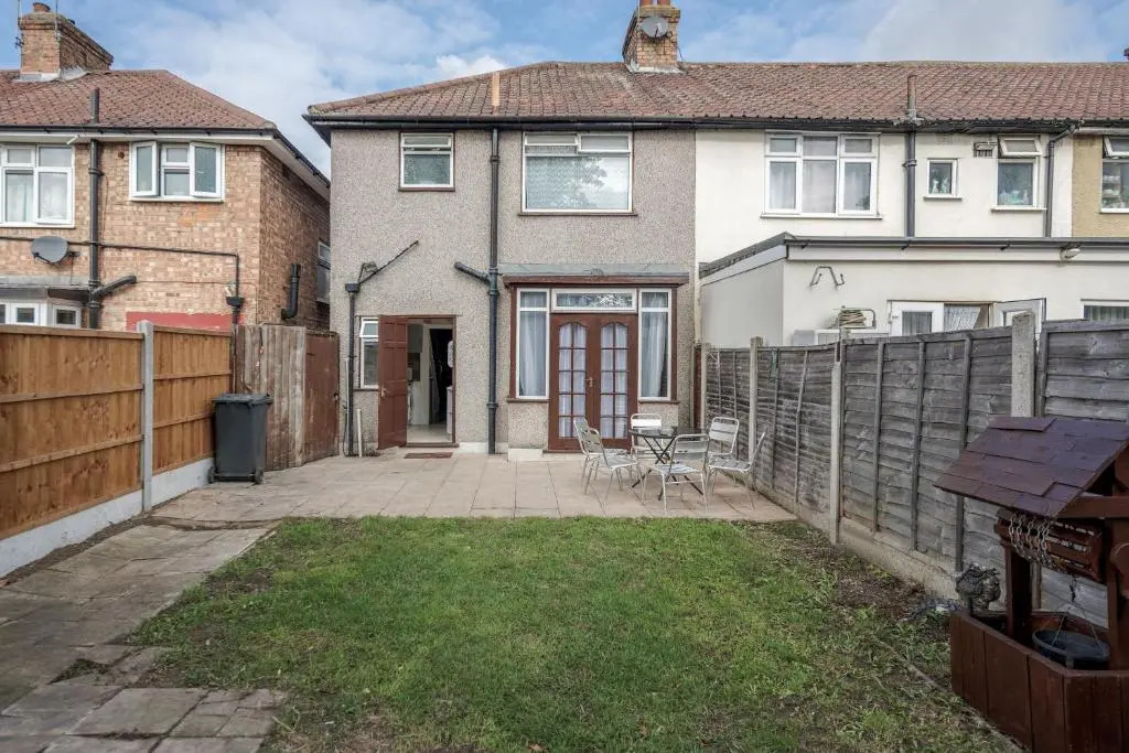 Lovely 4-bedroom House Near Romford Station