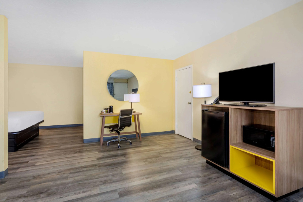 Days Inn & Suites by Wyndham Clovis