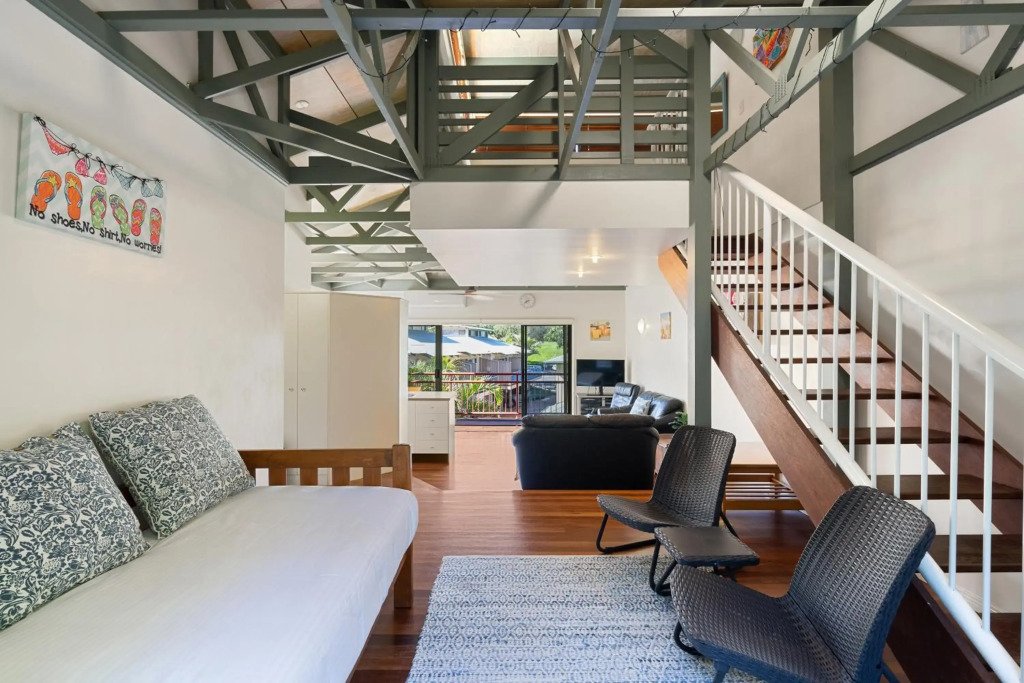 MAIN STAY - 100m to patrolled beach, pool, wifi, close to cafes