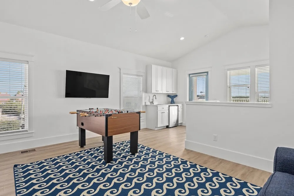 Spectacular 3br 4ba w/ Private Pool, 2 Min Walk to Beach - Sleeps 15!