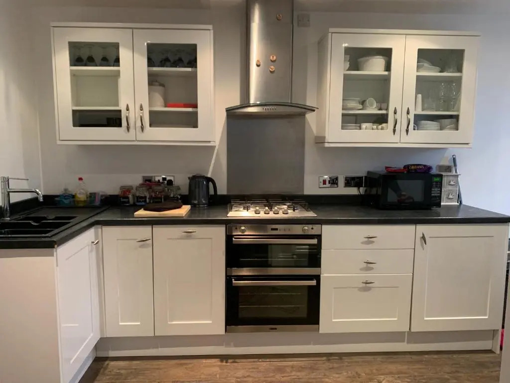 Blue Whale 2 Bedroomed 2nd Floor Appt with Sea Views, Beach & Wifi