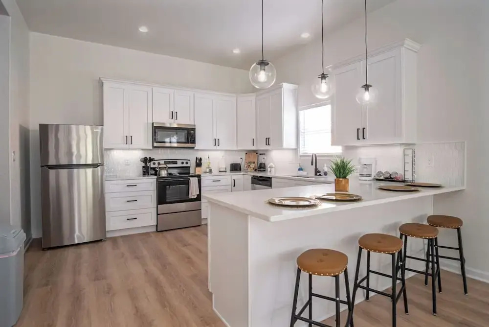 5br/3ba Minutes From the Action With Skyline Views