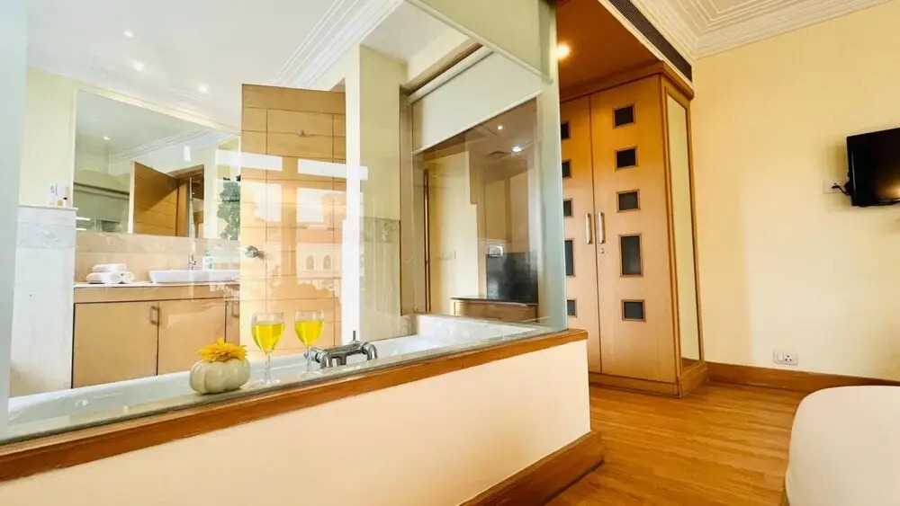 BluO 3BHK - DLF Galleria | BathTub, Balcony
