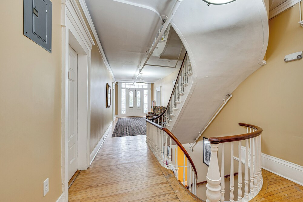 On Historic Main Street: Walkable & Quaint Apt!