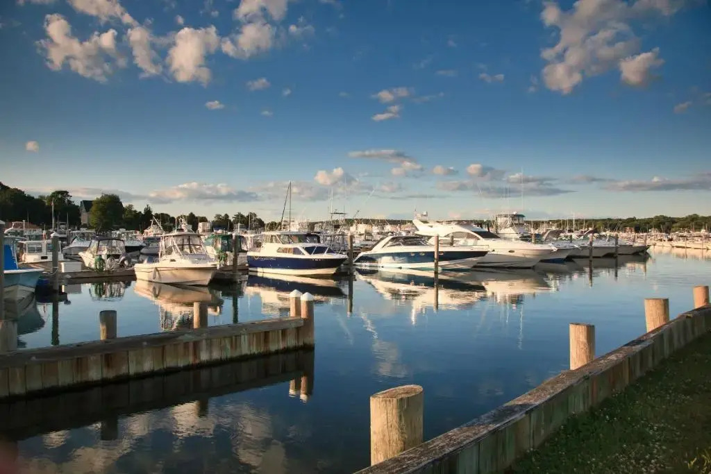 Inn at Harbor Hill Marina