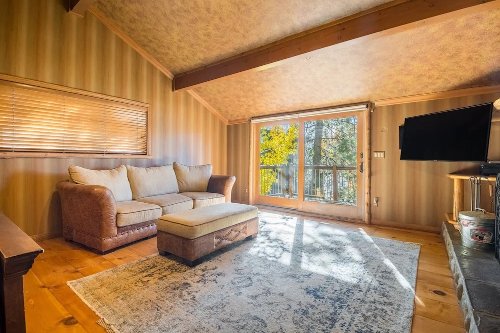 Water's Edge Estate by Avantstay Large Lakefront Cabin w/ Dock and Hot Tub