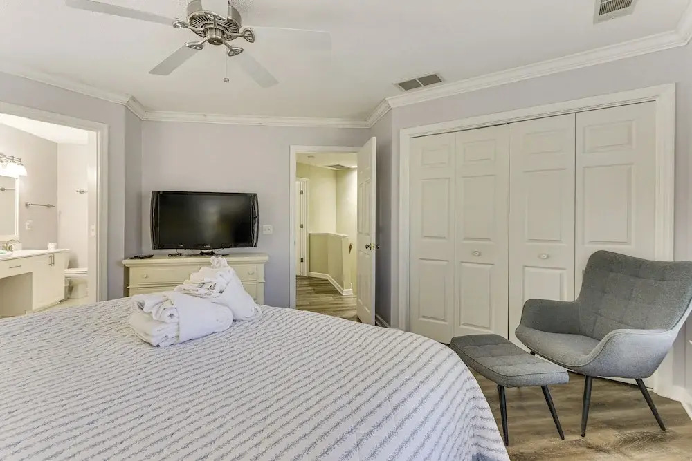 Hilton Head Island Condo w/ Deck < 1 Mi to Beaches