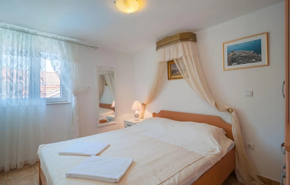 Awesome Home in Pucisca With 7 Bedrooms, Wifi and Outdoor Swimming Pool