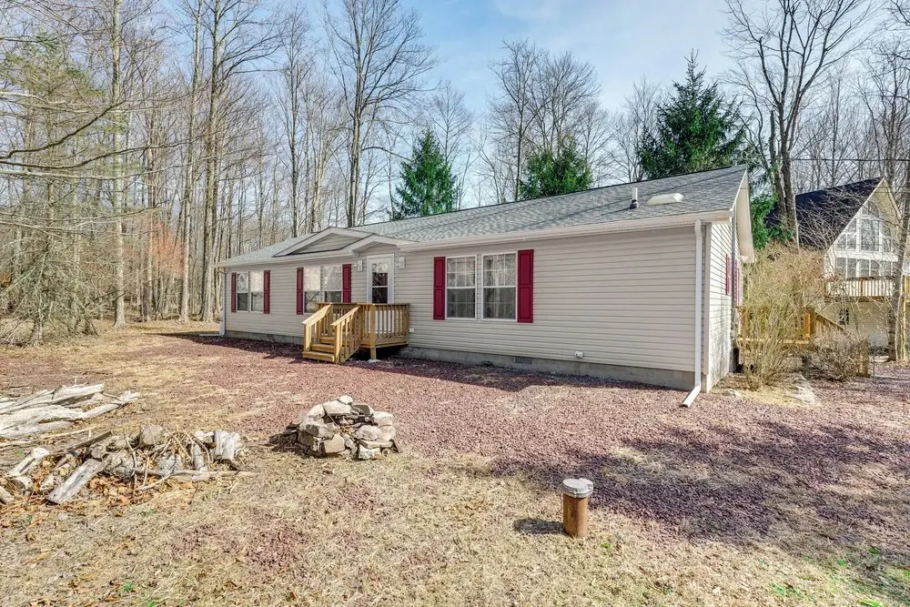 Family Home in Arrowhead Lake w/ Fire Pit!