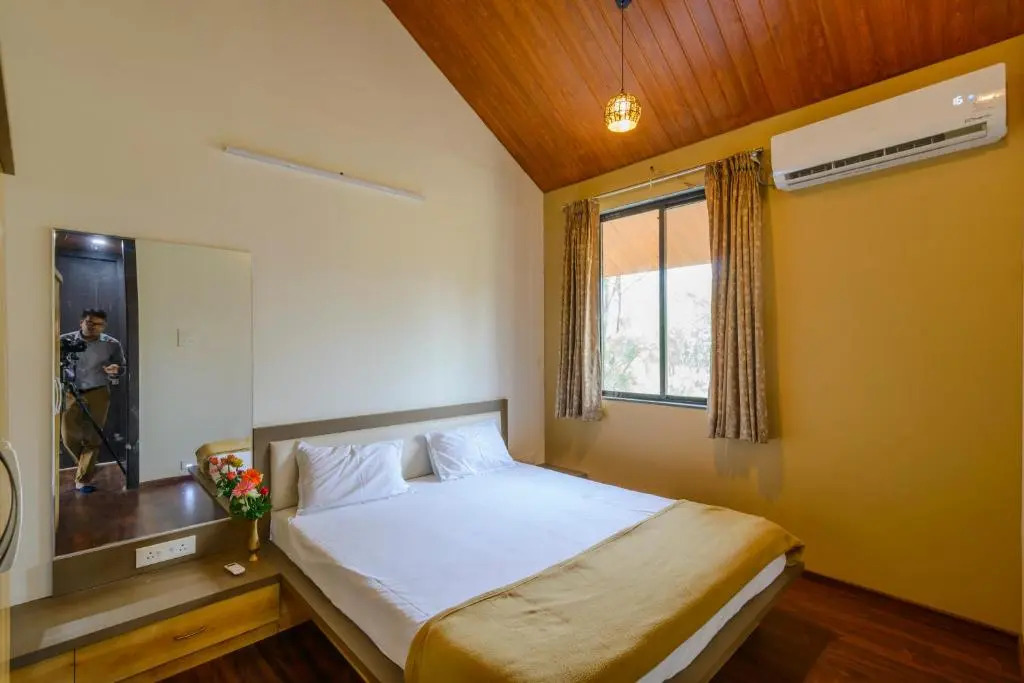 Lake View Holiday Villa Near Sula Wine Yard With 3 BdRms