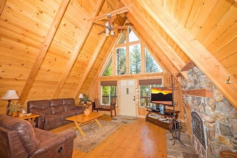 3614 Saddle Road 3 Bedroom Cabin by RedAwning