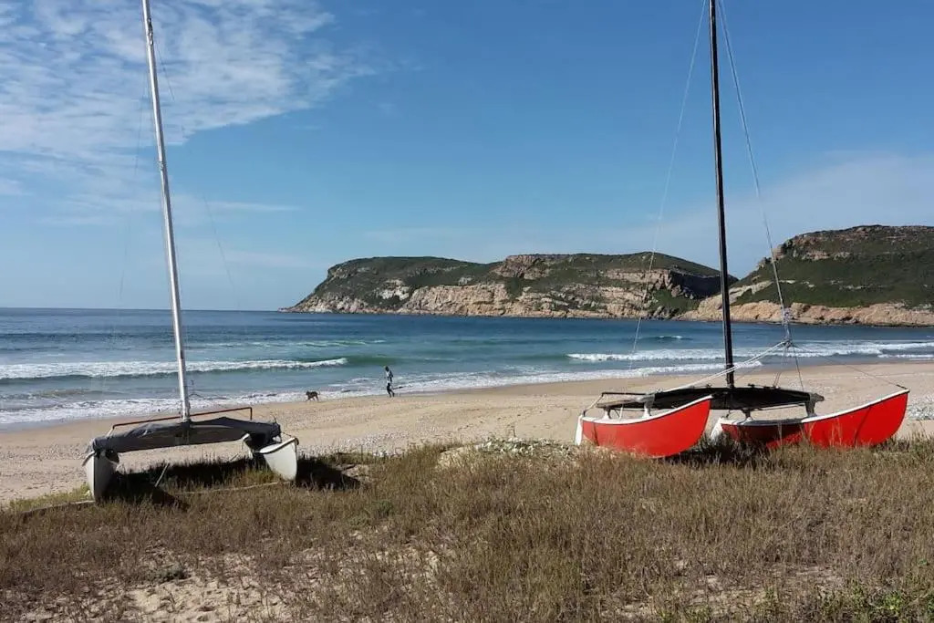 Capricorn Studio One - 150m to Solar Beach, Patio & Braai, Wifi, DSTV & Netflix