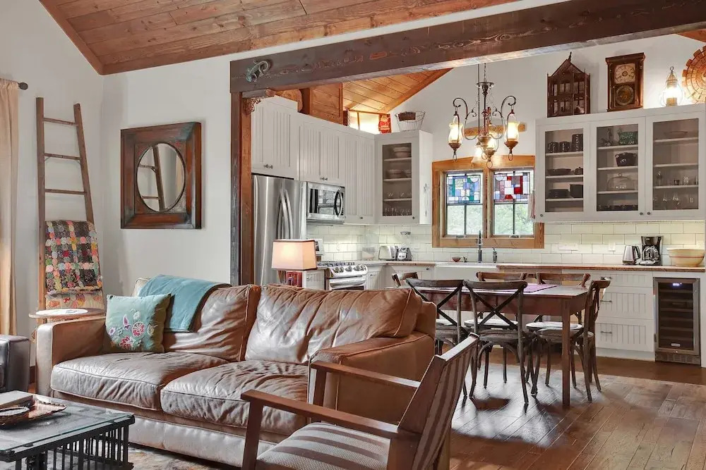 NEW Luxury One Block to Main St With Hot tub and Fire pit