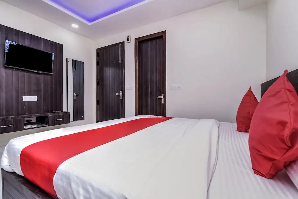 OYO 24236 Q Hotel