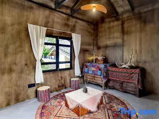 Shaxi Thirty-Three Mountain View Homestay