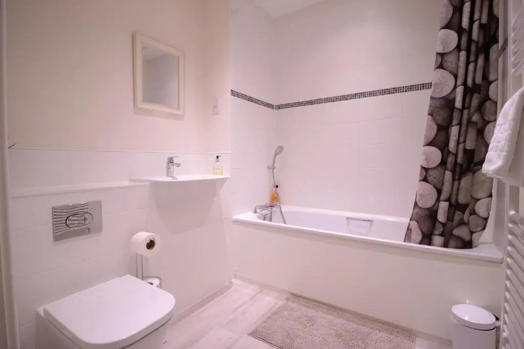 2 Bedroom 2 Bathroom Quality Serviced Accommodation Perfect for Contractors & Families, FREE Parking & WiFi with 1 Double, 2 Single Beds by Firoz Property Management