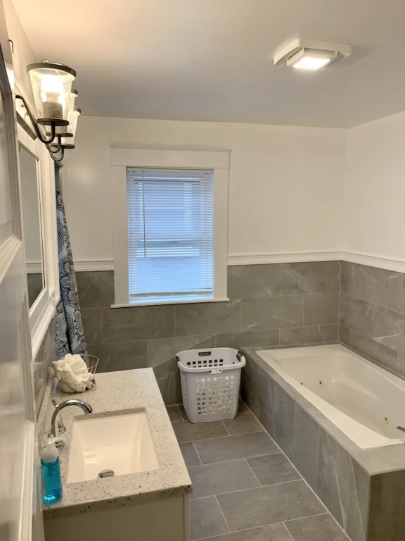 The Wheel of Fortune Duplex-8BR Parking