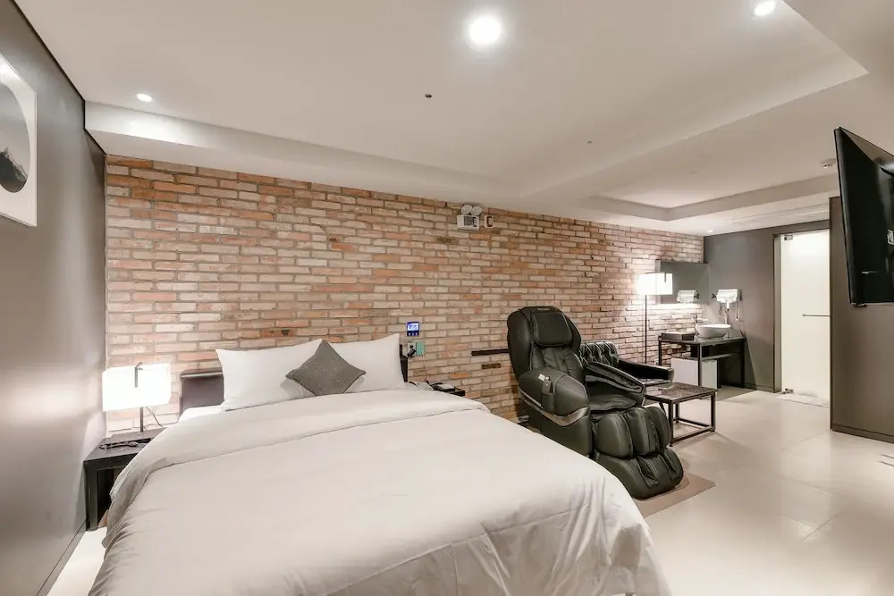 Hwaseong Wall Hotel
