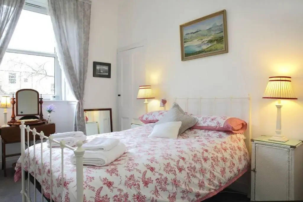 5 star beautiful & vintage, spacious apt in chic location!