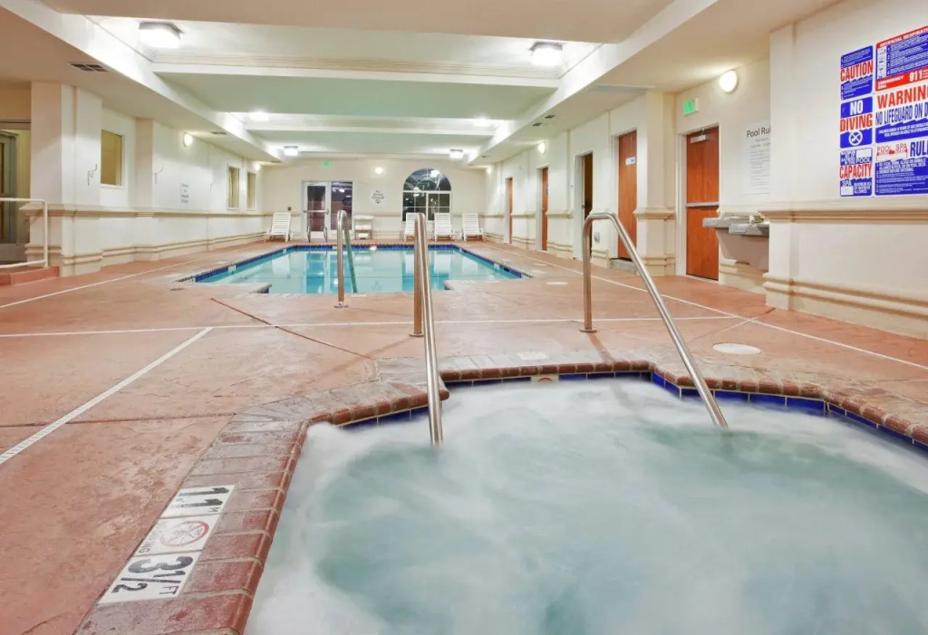 Holiday Inn Express & Suites Oroville Lake by IHG