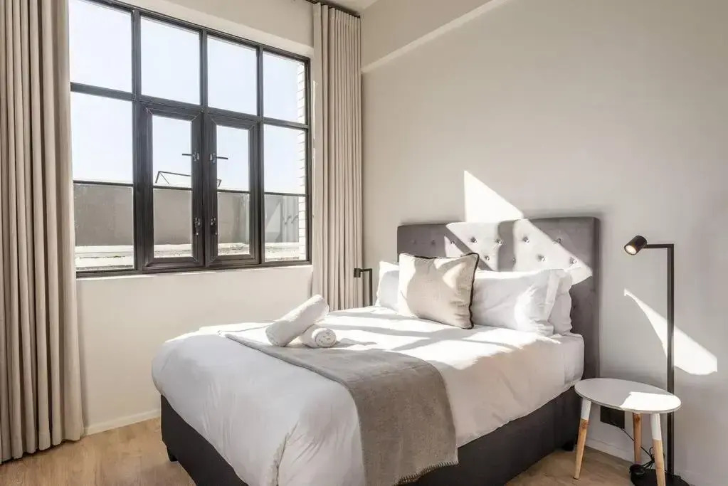 Sun filled Contemporary Apartment in The East City