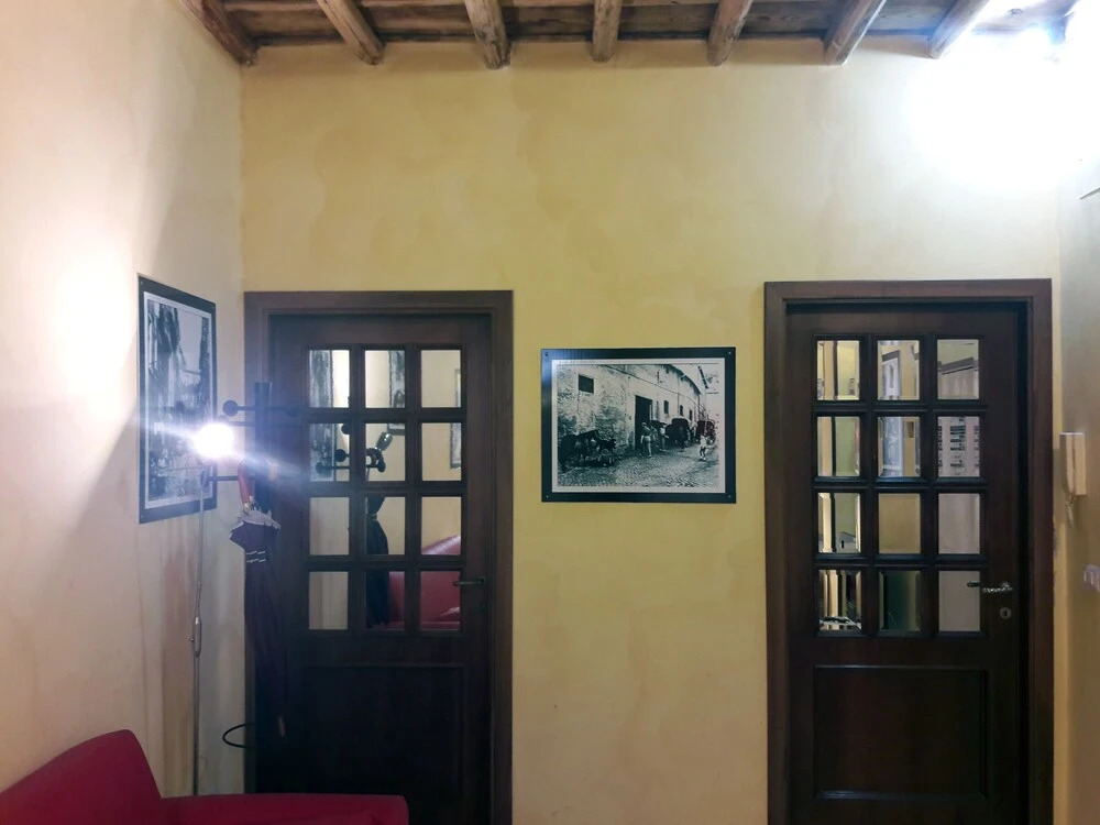 Anastasia Hidden Balcony - An hidden balcony inside Trastevere