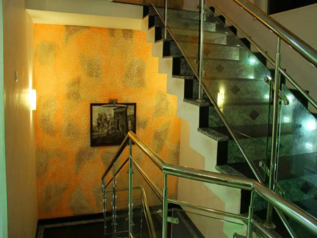La Promenade Hotel