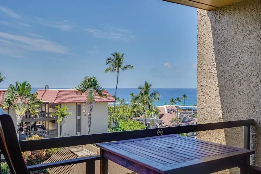 Kona Pacific Top Floor Retreat: Ocean View & Pool!
